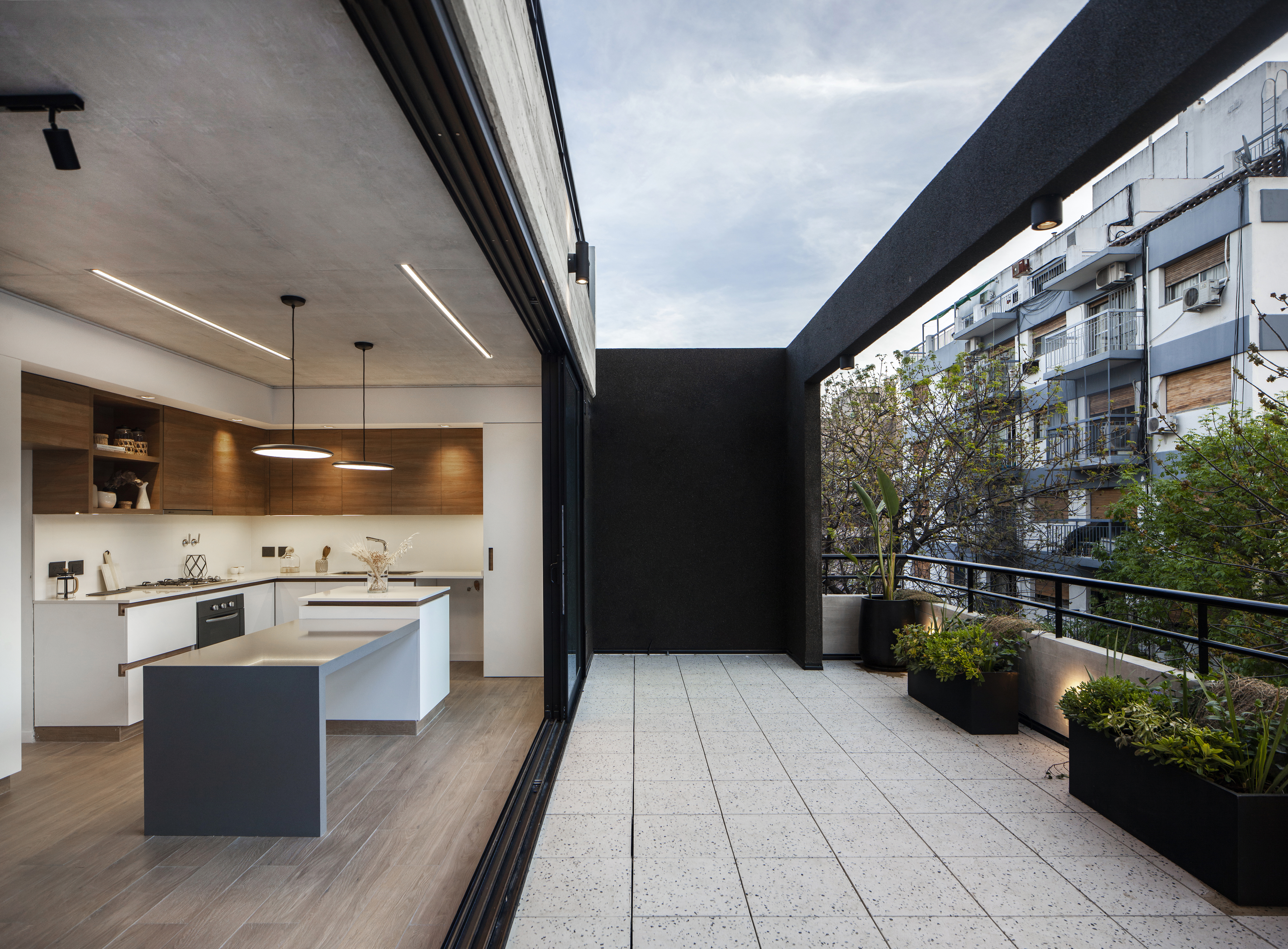 Habitar el exterior: la tendencia que redefine la vivienda urbana  