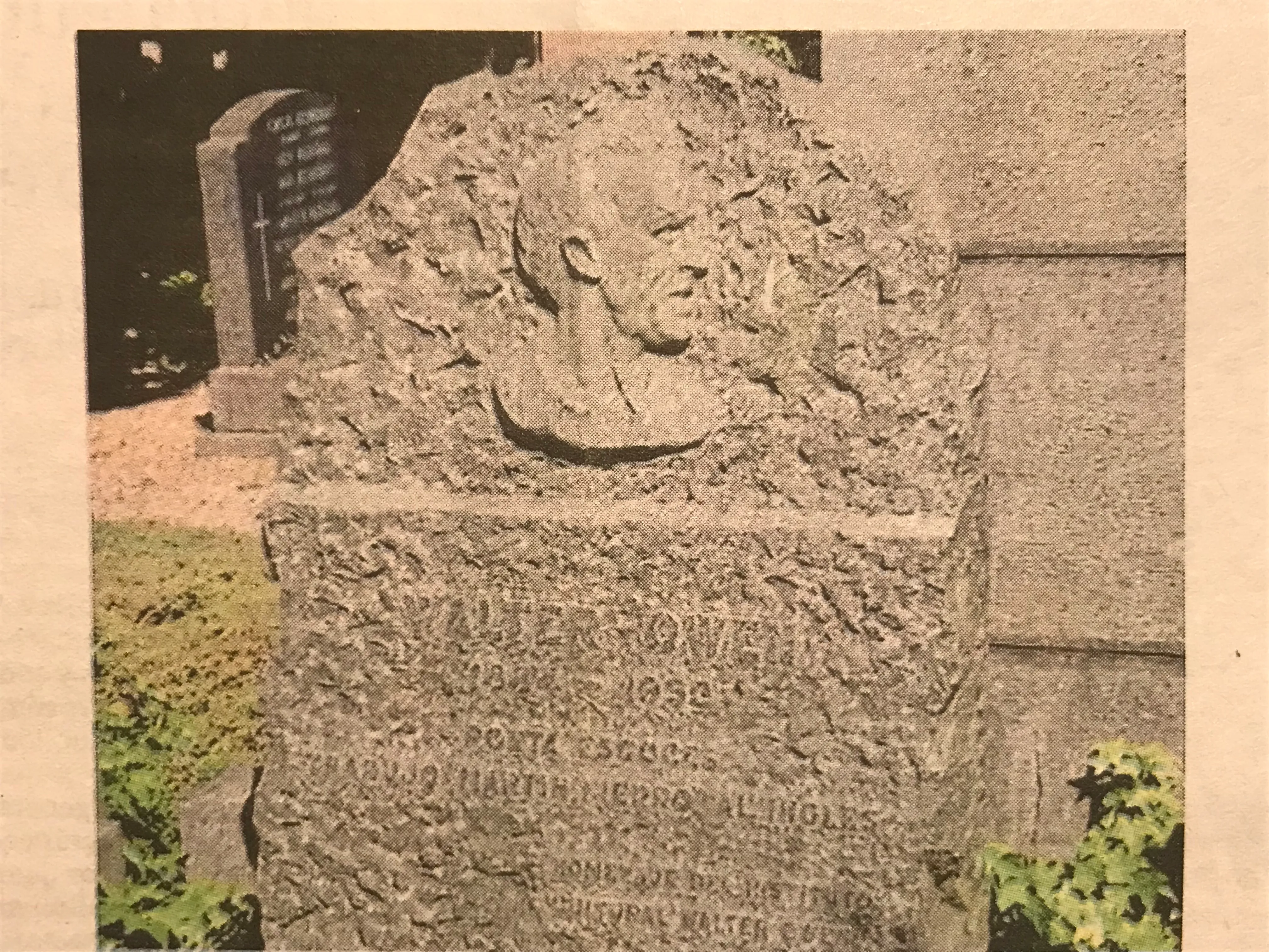 El escritor y traductor Walter Owen y su tumba en el Cementerio Británico de Buenos Aires