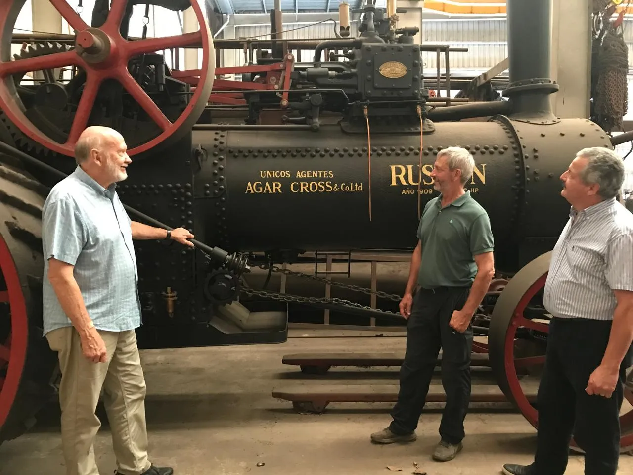 El Ing. John Hampton Ofrece a Los Visitantes Unas Ilustrativas Explicaciones Delante De Un Tractor a Vapor De Fabricación Inglesa. Foto Oad , Marzo 2026  