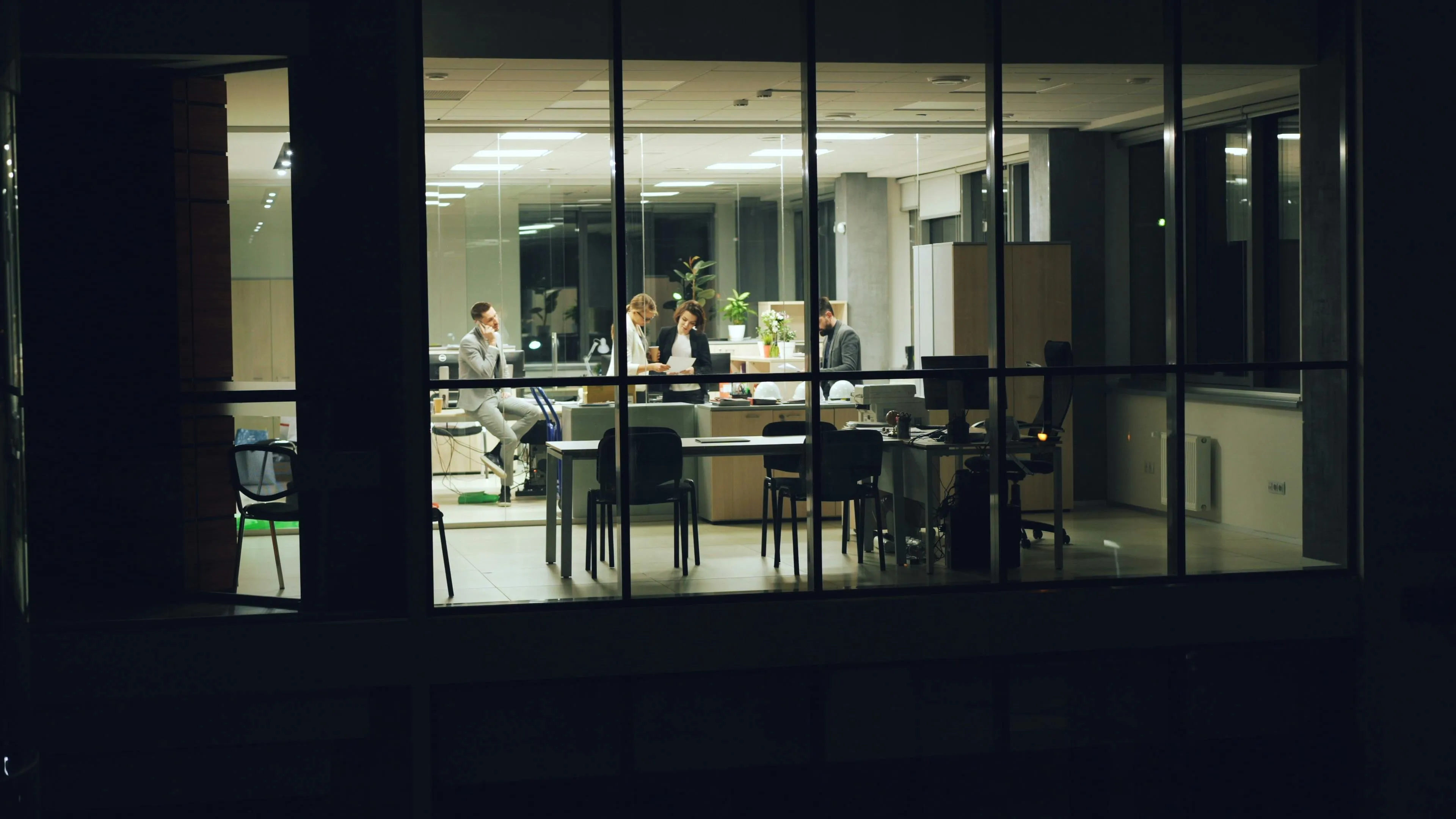 Iluminar mejor para trabajar mejor: la tendencia que transforma las oficinas