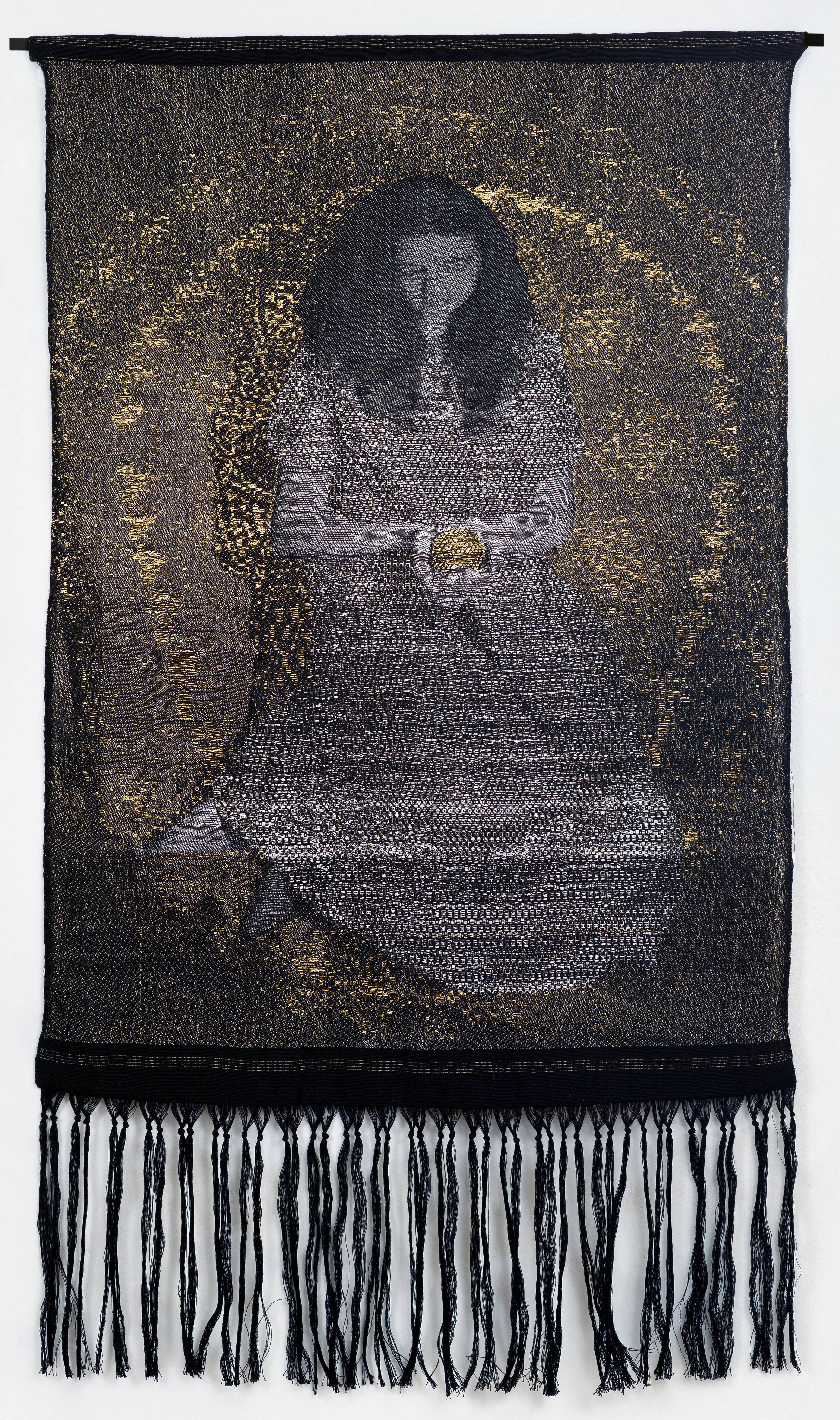 1&deg; Premio T&eacute;cnica Cl&aacute;sica, Gabriela Nirino. Diana Con Randa, 2025. Tejido a Mano En Telar Jacquard Electr&oacute;nico