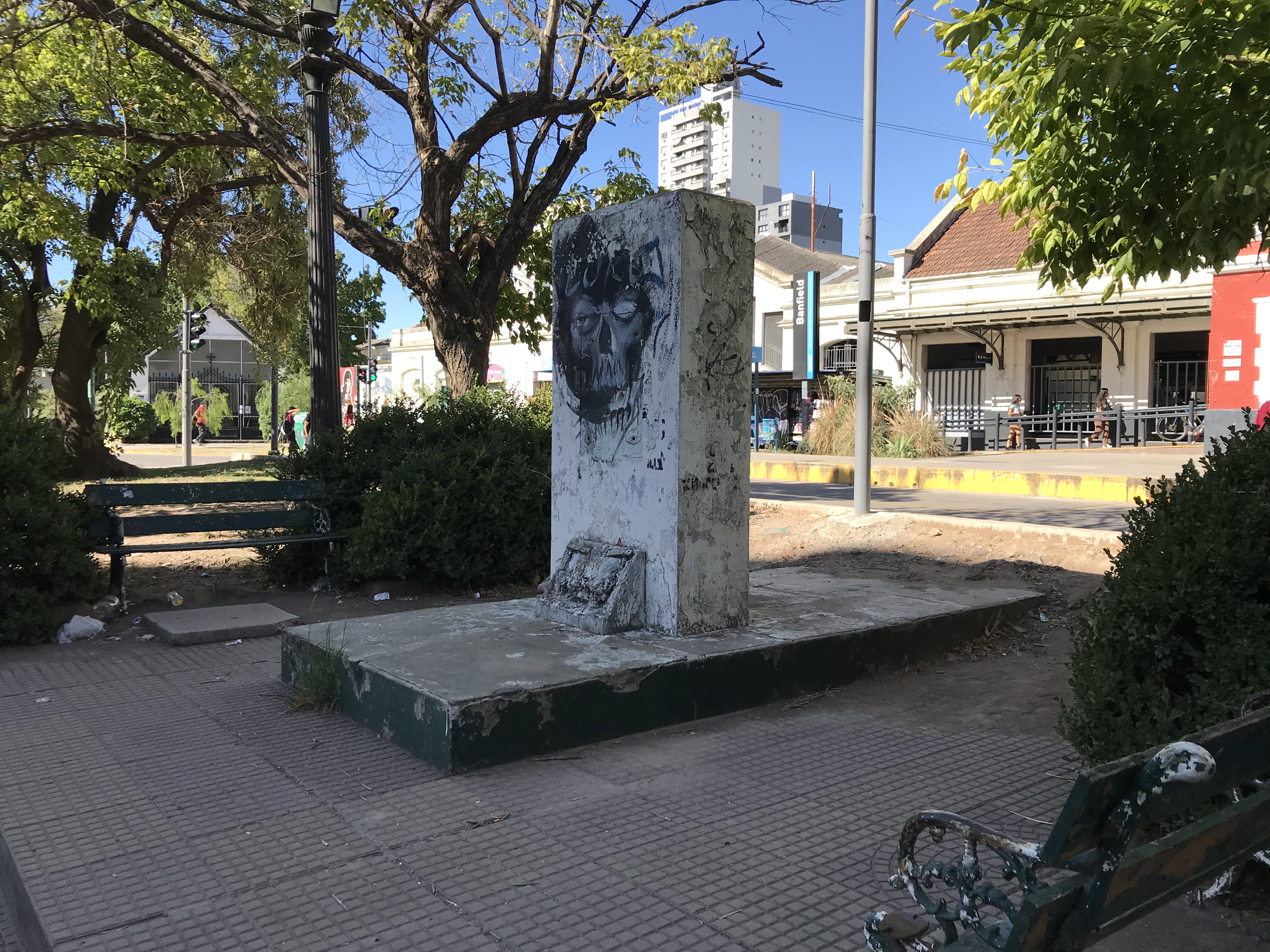 ¿Dónde está hoy el busto de Fray Justo Santa Maria de Oro que se emplazaba en una plazoleta de Banfield?