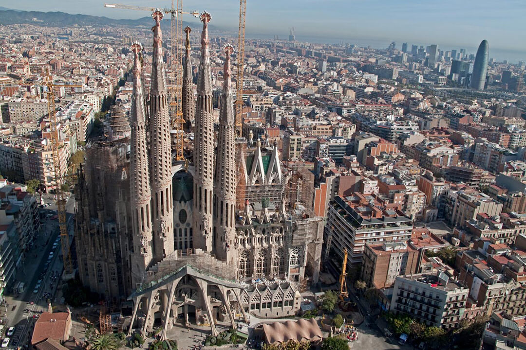La Sagrada Familia culmina un nuevo hito con la colocación de la Cruz en la Torre de Jesucristo