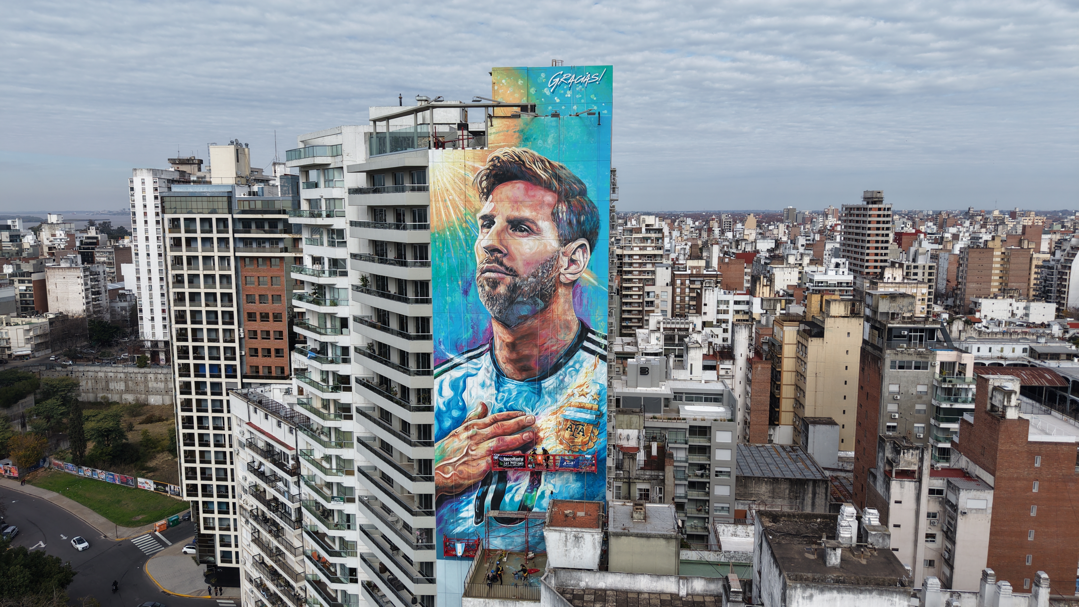Se renueva el mural de Messi en Rosario a metros del Monumento Nacional a la Bandera: una de las postales más identitarias de la ciudad