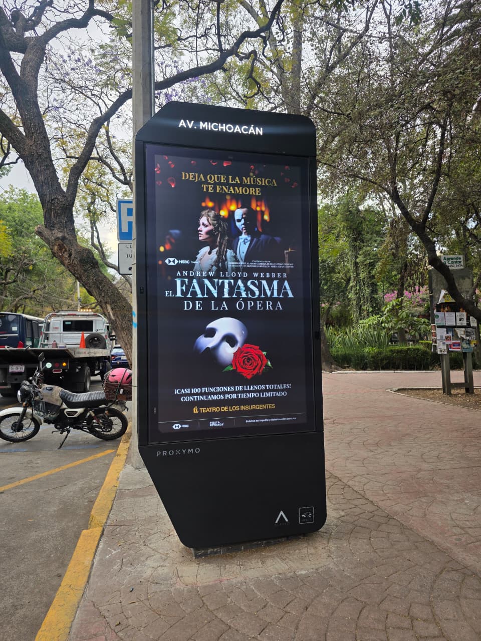 Incrementa la colocación de tótems publicitarios en la Ciudad de México