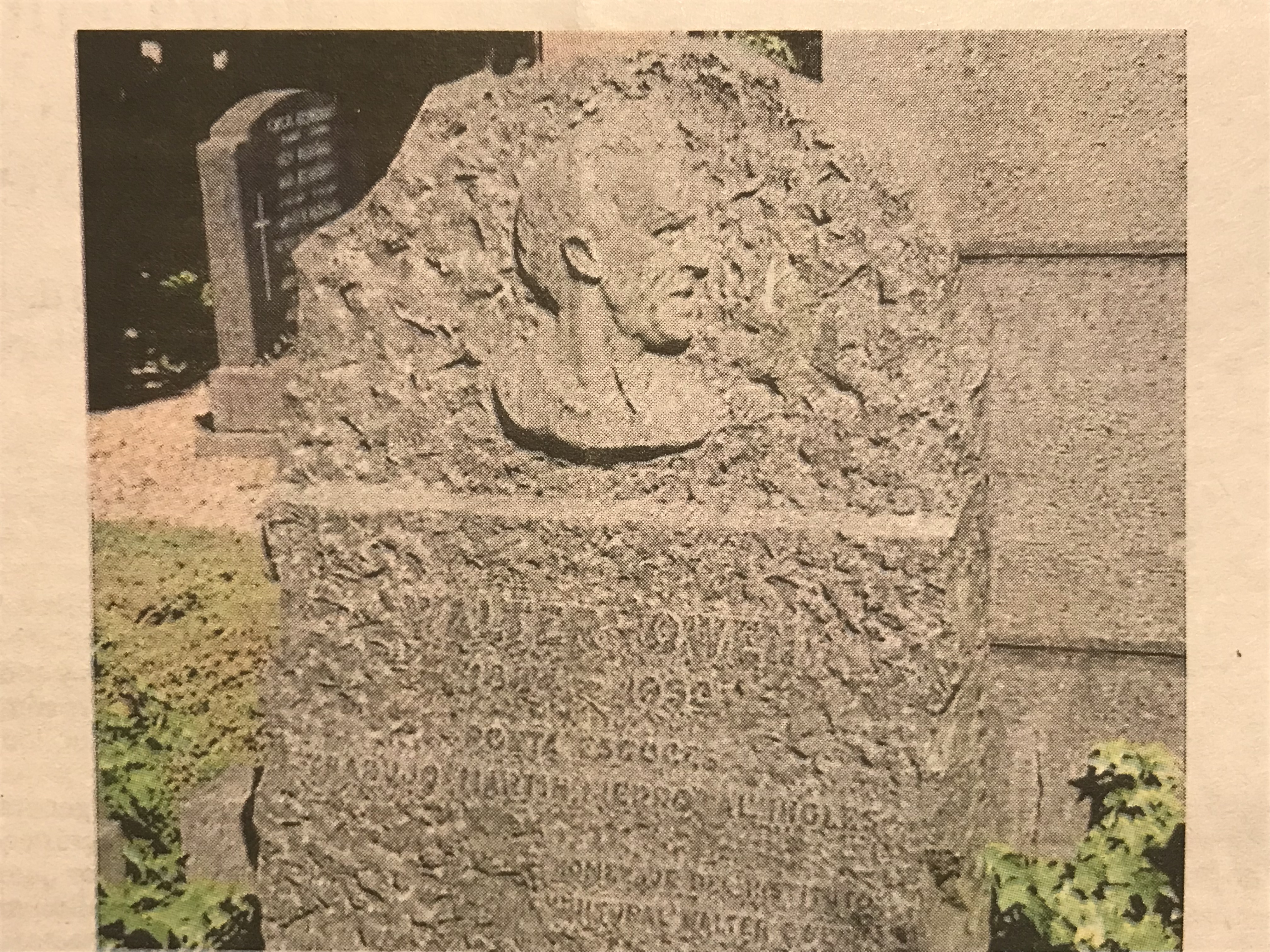 El escritor y traductor Walter Owen y su tumba en el Cementerio Británico de Buenos Aires