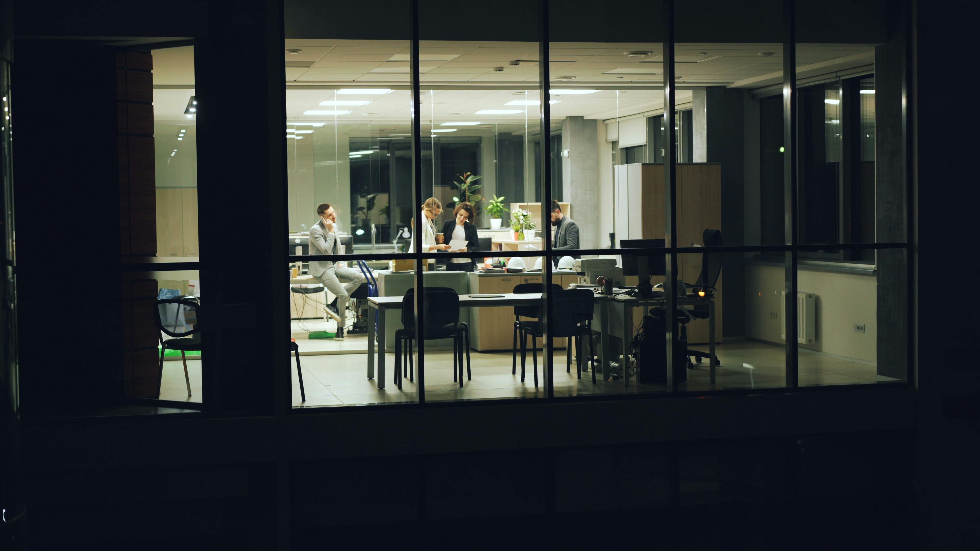 Iluminar mejor para trabajar mejor: la tendencia que transforma las oficinas